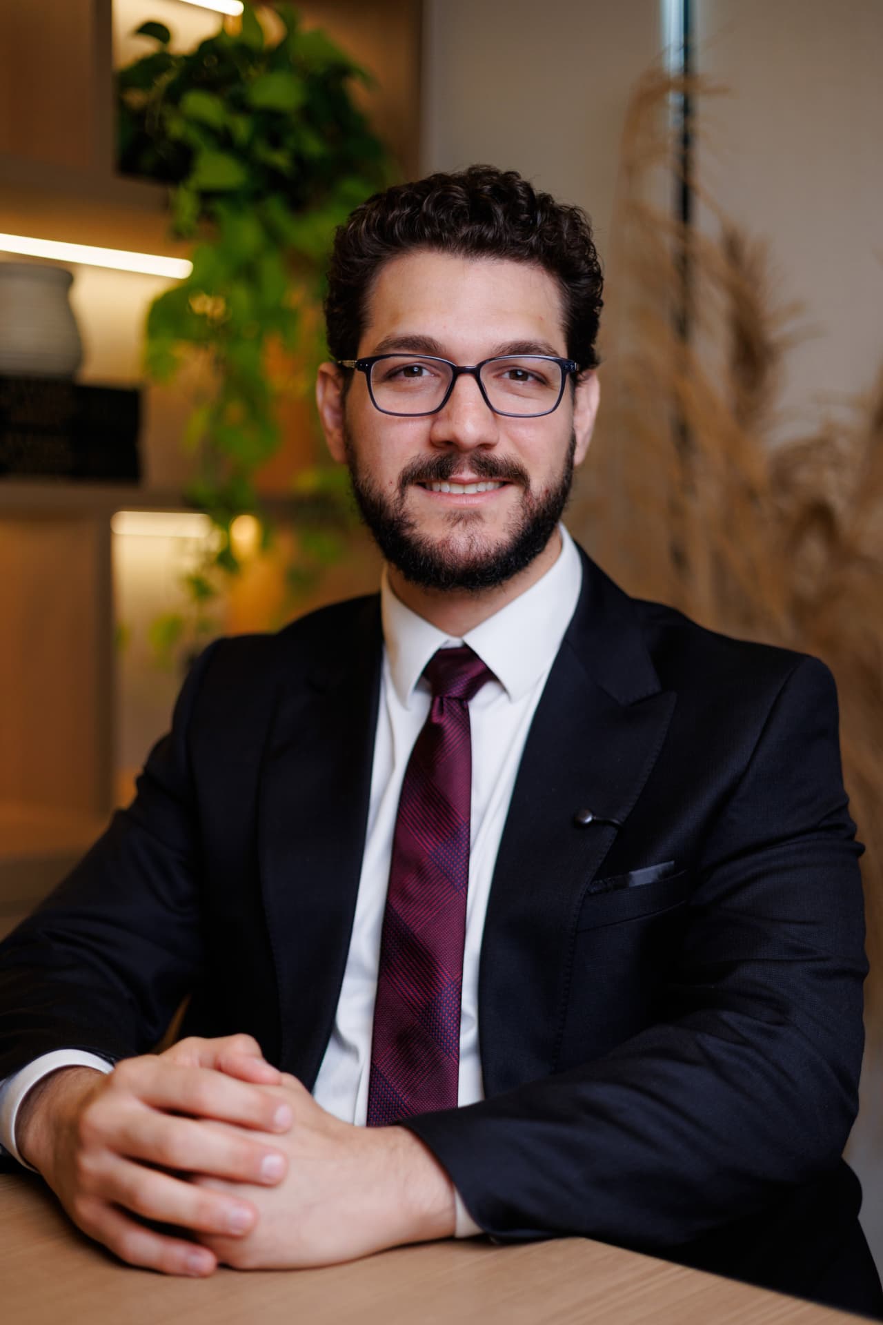 Dr. Pedro Ducatti em seu consultório em Brasília